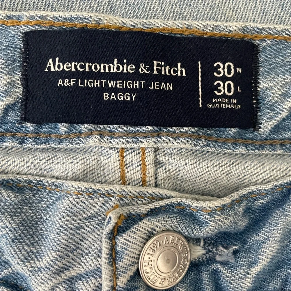Abercrombie & Fitch Men's Light Wash Relaxed Jeans